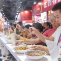 八卦六爻“嗦粉”经济火热 中国多地“食力”出圈