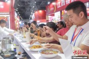 八卦六爻“嗦粉”经济火热 中国多地“食力”出圈